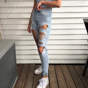 Slitna girlfriend jeans - Ett par slitna girlfriend jeans från bik bok🦋🌈