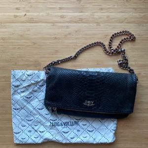 Zadig & Voltaire väska (pris diskuteras) - Jag säljer min Zadig väska. Köpt för 3455kr i butik. Använd men i väldigt bra skick. Väskan tillkommer med två kedjor, en kortare och en lite längre (se bilder), dustbag tillkommer även. Nypris: 3455kr. Pris diskuteras