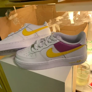 HELT NYA Custom nike airforce 1 strl 38 - HELT NYA Custom nike air force i storlek 38. I orginalkartong, aldrig använda!