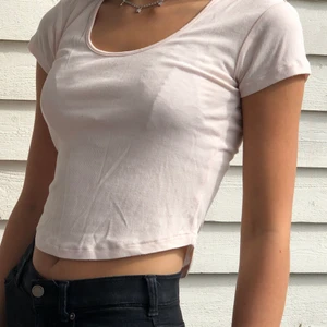 Rosa t-shirt - Rosa t-shirt från Bik Bok.