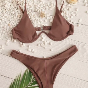 Shein bikini - Helt ny oanvänd bikini från shein i storlek S, överdel passar a-kupa, underdel normal S! Jättefin brun färg. Frakten ingår i priset.