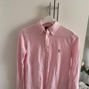 Jätte fin skjorta ifrån Ralph Lauren, Knit Oxford. Använd få gånger, enda felet är att en lapp hänger löst (se bild) pris+frakt!