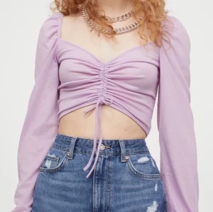 Lilla blus - Säljer denna supergulliga blus från HM pågrund av att jag ej använder den. Har ej använt den utan bara provat. Skriv vid intresse eller liknande🥰