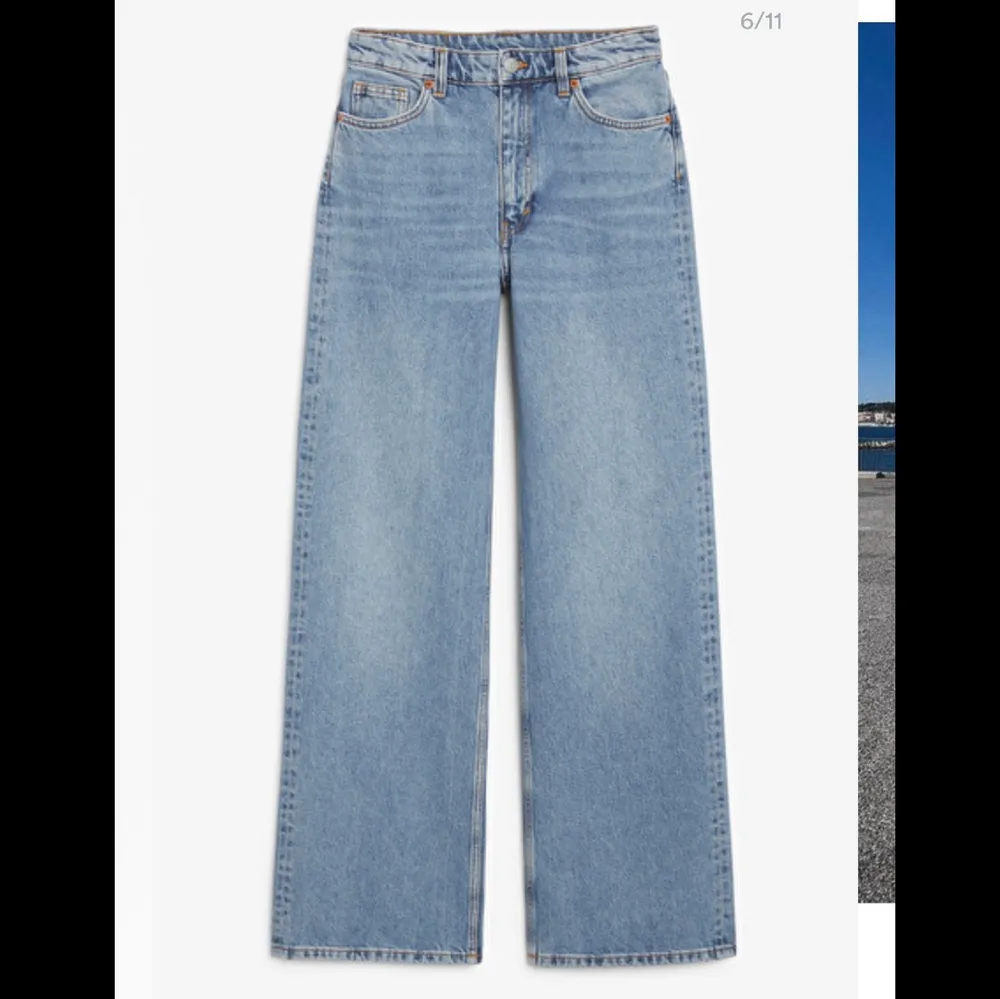 populära vida jeans från monki i modellen yoko, färgen är i ”mid blue”. jag är runt 1,72m och de går nästan ner i golvet på mig. använda fåtal gånger och är därför i väldigt bra skick! nypris: 400 kr. köparen står för frakten🦋💙. Jeans & Byxor.