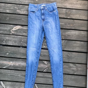 Levis jeans storlek 27 - Små i storleken tyvärr, endast använda 2 gånger. Ordinarie pris 1300