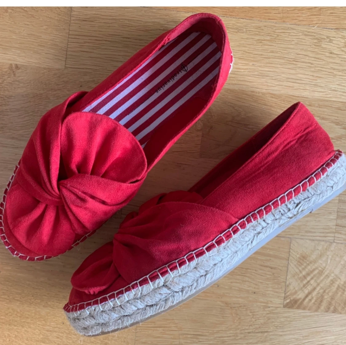 Röda skor espradrillos