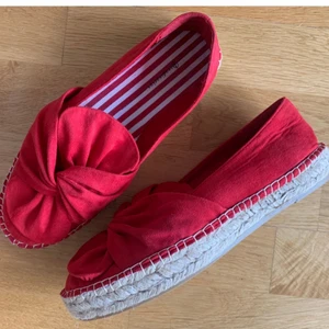 Röda skor espradrillos  - Röda espradrillos skor från Stradivarius. Strl 38. Superfin färg nu i sommar.