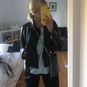 Snygg kedjeväska  - En snygg kedjeväska från Nelly som inte längre kommer till användning. Den har gått sönder i kedjan (se bild 3) men jag har lagat den och det syns knappt. Den är hel och fin i övrigt! 50kr + frakt! 🦋💛💫