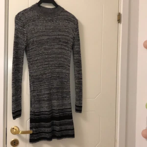Klänning - Fin långärmad klänning från hm, grå typ randig med svarta ränder längst ner. Storlek 146-152 men passar som xs. Fint skick. Köparen står för frakt.