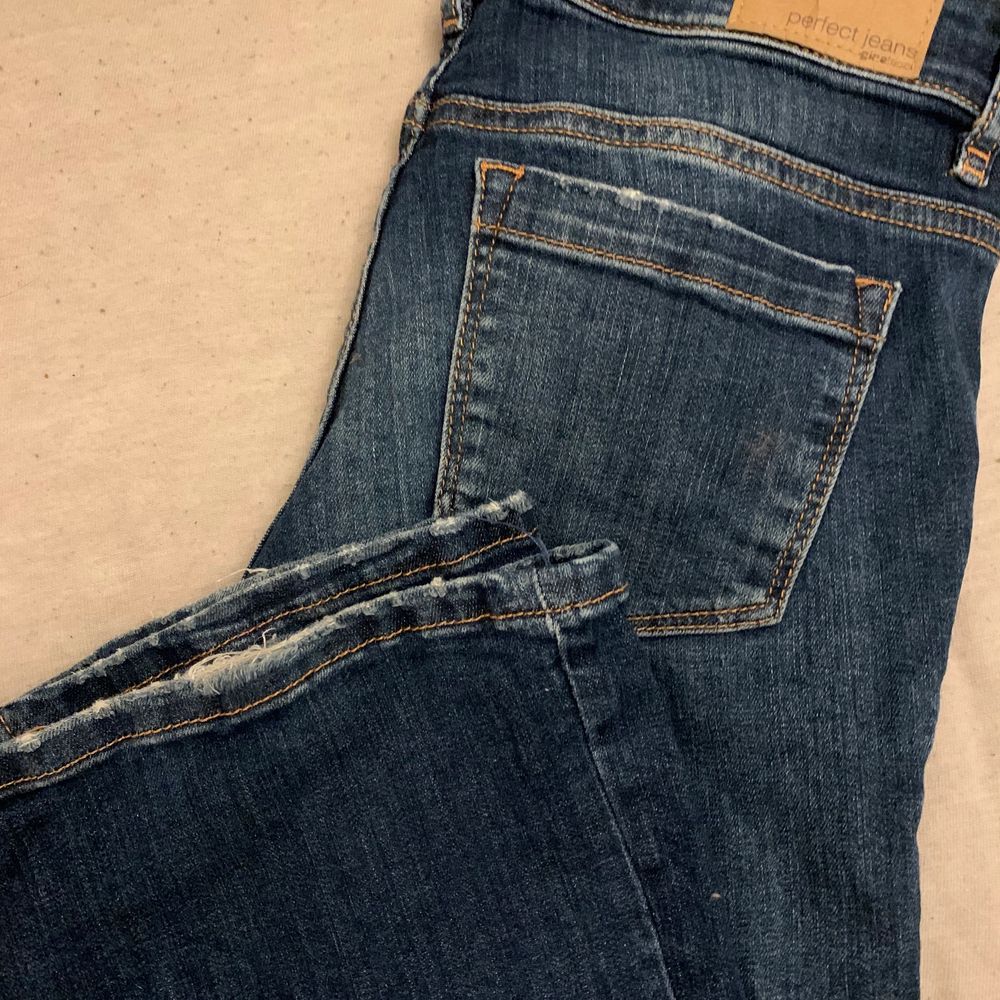 Skitsnygga flare / bootcut jeans från Gina tricot i en mörkblå färg, storlek 36/s. Använda en del, därav finns skav på byxslutet samt fickorna men ser enligt mig själv ut som att det ska vara där⚡️💕. Jeans & Byxor.