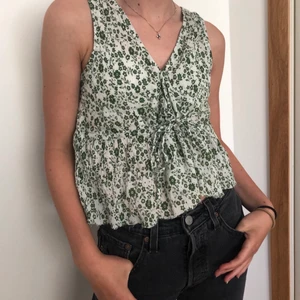 Ursöt somrig topp - ursöt croppad topp i tunnat material från indiska🍀 | Den är något oversized på mig som vanligtvis bär XS då plagget är i L (obs! croppad i efterhand), men passar fler storlekar då det finns ett band man kan knyta och själv anpassa | Frakt tillkommer🚚