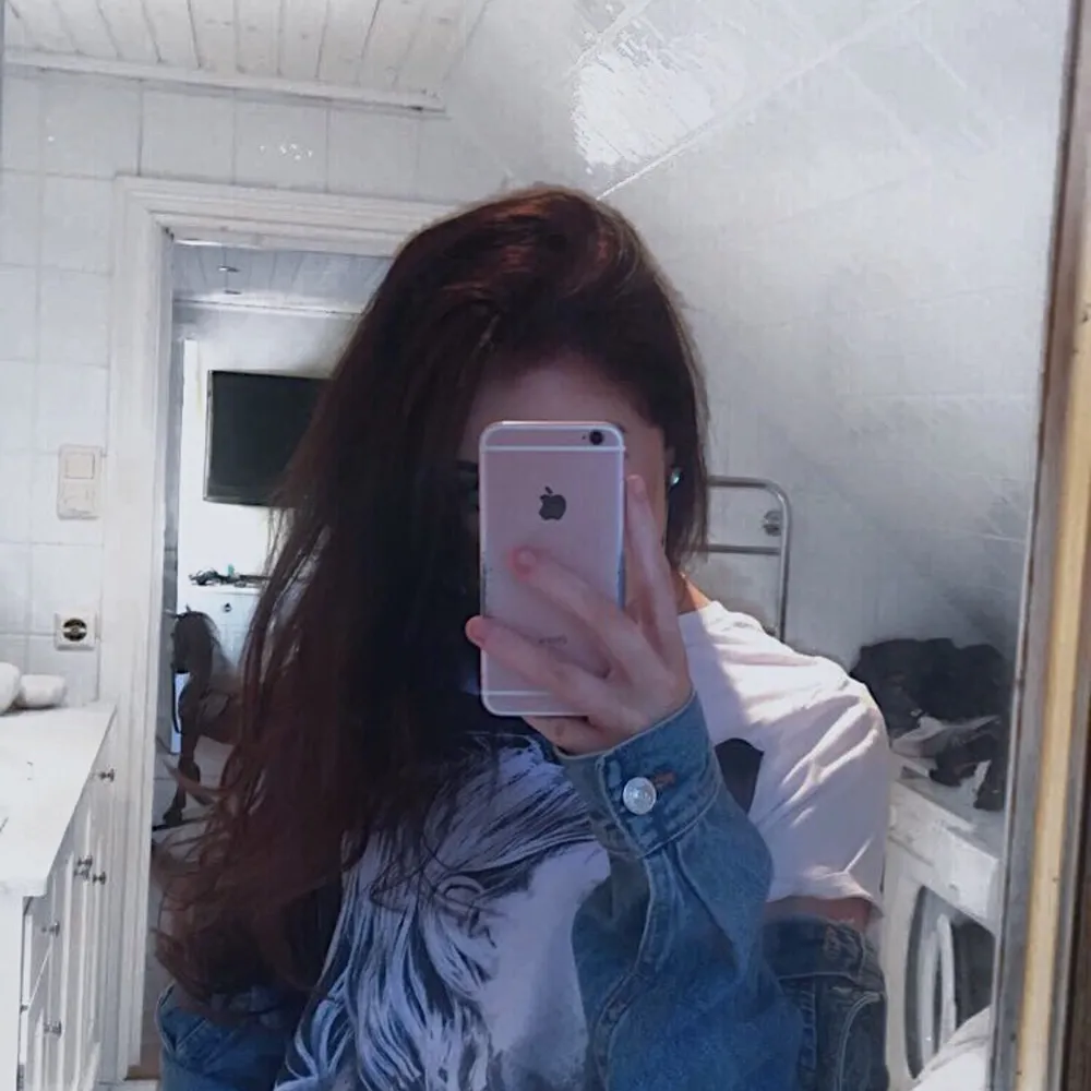 Älskade Kurt Cobain T-Shirt, fåtal gånger använd, fintfint skick! Pris går att diskuteras, bara att skriva till mig för eventuella frågor💗💗. T-paidat.