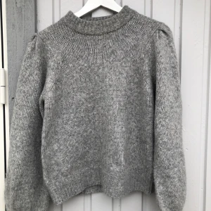 Fin stickad tröja - Stickad tröja från ginatricot i storlek small. Använd 1 gång, som ny! Super skön och fin. Säljer då den inte kommer till användning. 40kr + frakt 🦋💛💫