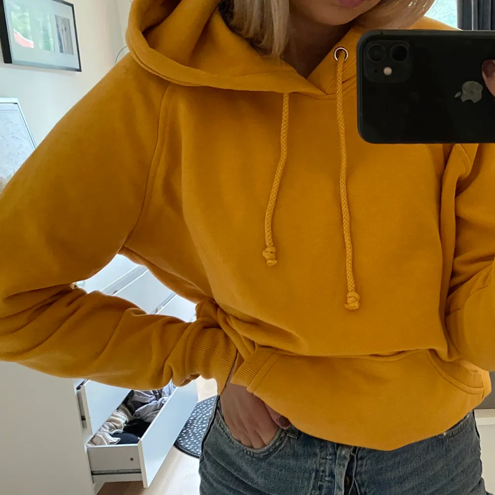 Orange/gul hoodie, jätteskönt material och mjuk på insidan. Bra skick! 💛. Hoodies.