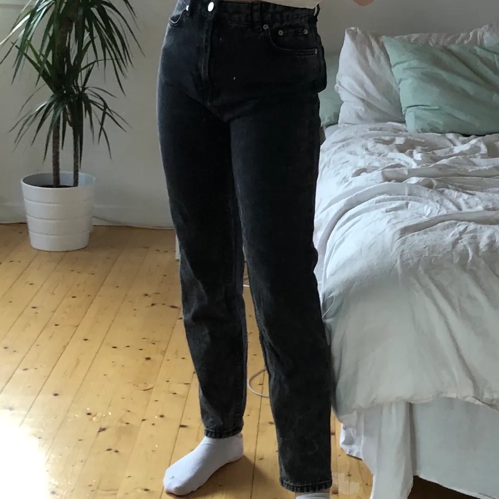 Snygga raka jeans från zara! I bra skick, använda väldigt lite. Jag är 165 cm. Frakt på 63 kr tillkommer! 🥰🥰. Jeans & Byxor.