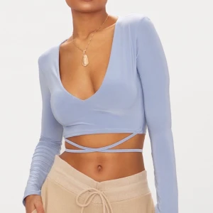 Blue Slinky Long Sleeve Tie Waist - Skit snygg ljus blå långärmad tröja med knytning från pretty little thing, den är som ny knappt använd i storlek uk6 💓 +frakt 