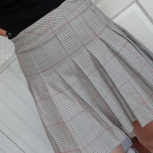 Rutig kjol - Söt oanvänd rutig kjol i strl XS ifrån HM