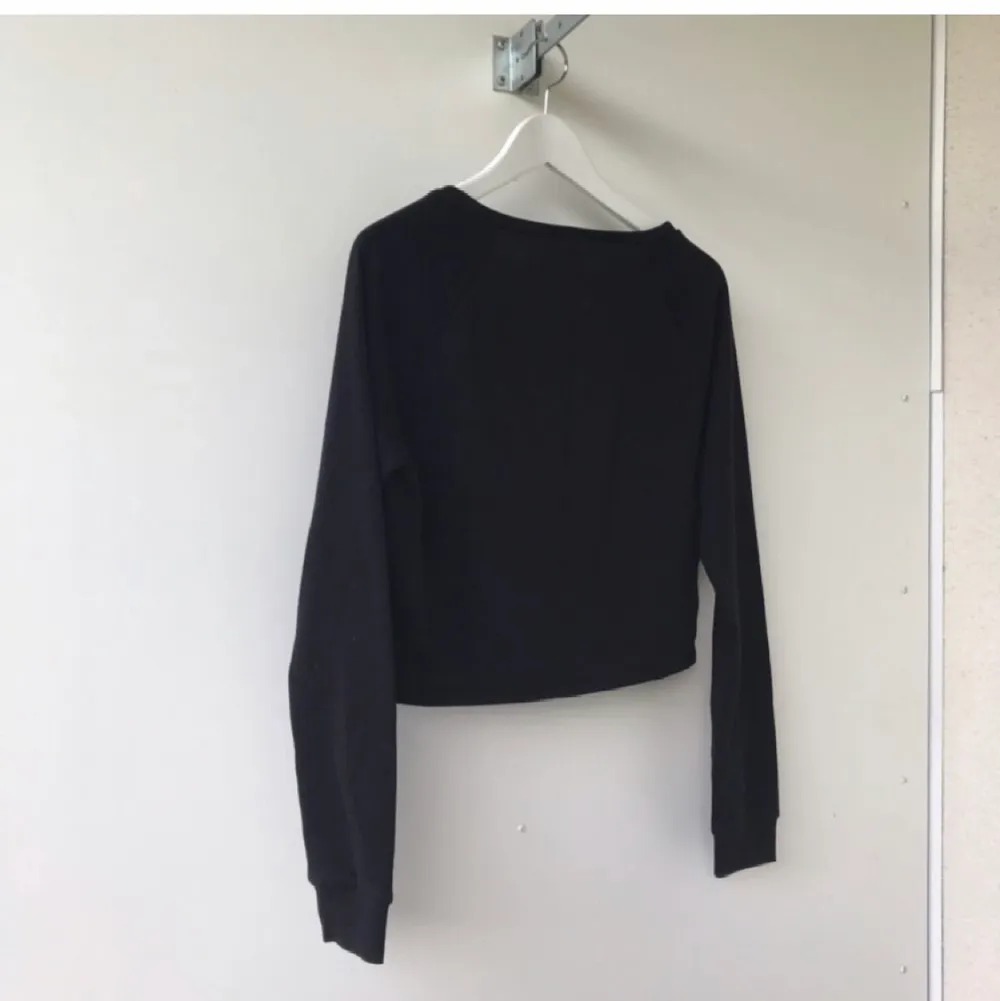 Så snygg svart tröja med skinnimitation från H&M. Helt slutsåld. Aldrig använd!! Storlek S.. Tröjor & Koftor.