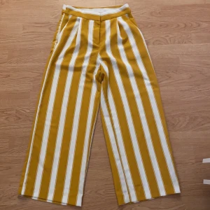 Randiga byxor - Säljer mina gulovitrandiga byxor från Monki! Har verkligen varit ett par favoritbyxor, men som nu tyvärr är för små😕 fortfarande i superfint skick! Tar endast swish och kan eventuellt mötas upp i centrala Malmö🦋