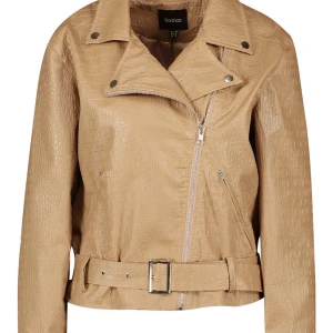 Bikerjacka i läderimitation - En beige/brun jacka i läderimitation med krokodilmönster från Boohoo. Aldrig använd och kommer i orginalförpackningen. Köparen står för frakten 💕💕
