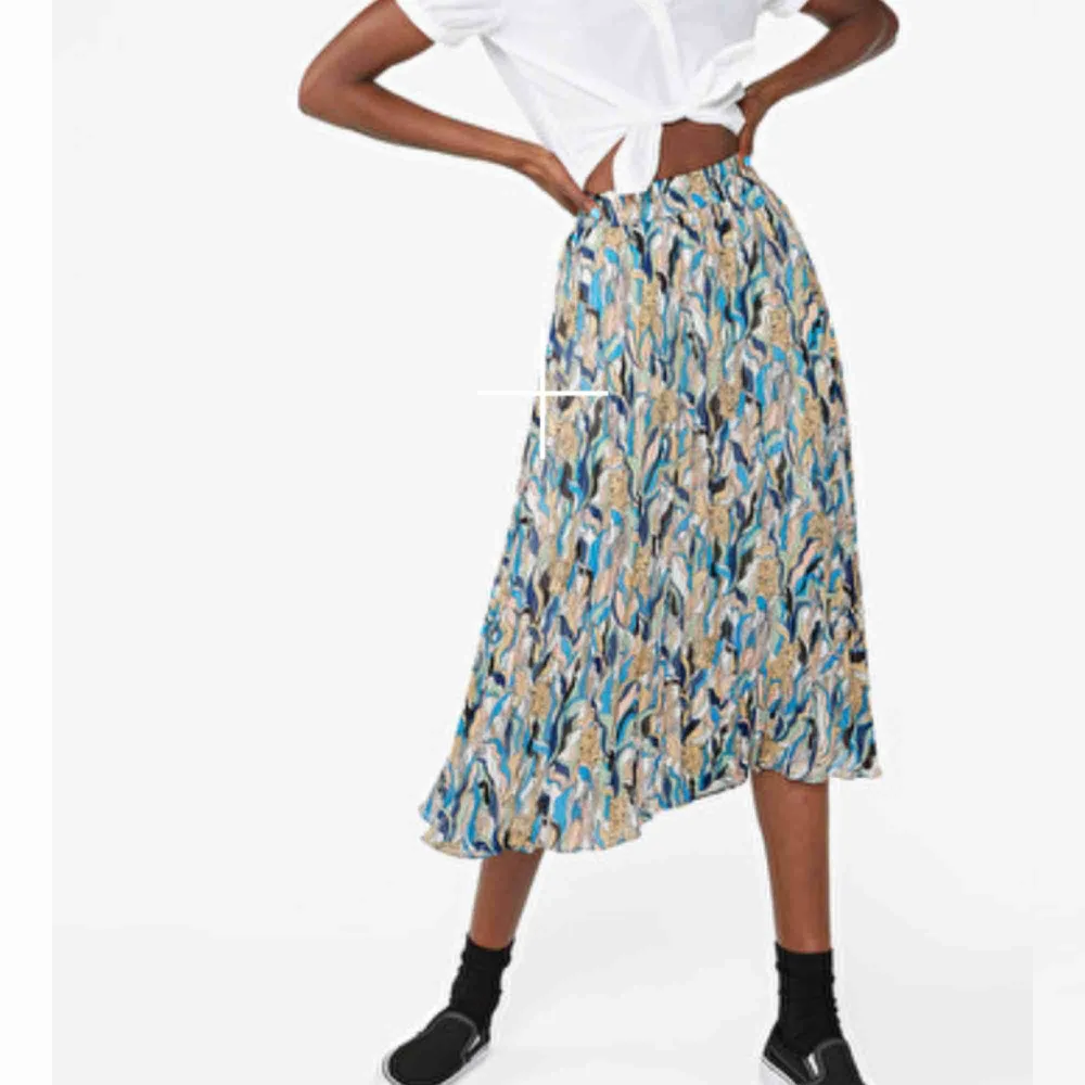 Säljer denna oanvända kjol från monki! Plisserad med coolt mönster  . Kjolar.