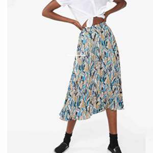 Säljer denna oanvända kjol från monki! Plisserad med coolt mönster  