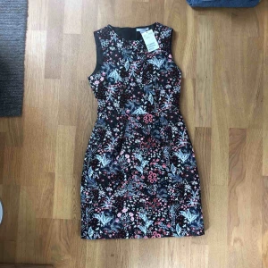  - Cocktail klänning i blommigtmönster Möts upp i stan, Stockholm, eller så står köparen för frakt!