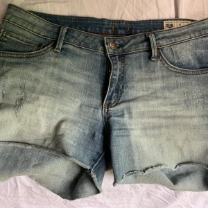 Cricket jeansshorts - Fina jeansshorts i fint skick, knappt använda. 200inkl frakt