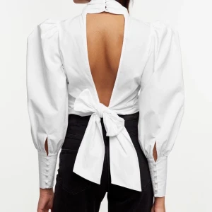 Gina Tricot - NEW Lara open back blouse  - Completely new and unused offwhite blouse from Gina Tricot! Size 38. A beautiful garment but simply not for me. Tags still attached. 