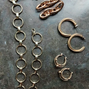 Guldfärgade smycken  - 1. Örhängen med kedjor köpta här på plick 🍓 50inkl                   2. Guldhoops med ”linjer”, superfina 🍓 50inkl                                3. Guldringar från ASOS, som 3 ringar på 1! 🍓50inkl           4. Choker med guldringar, skitsnyggt! 🍓 50inkl