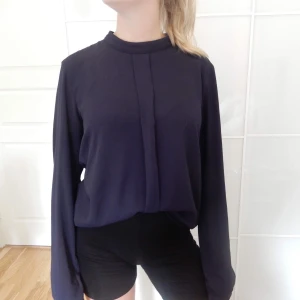 Marinblå stilig blus - Marinblå och stilren blus. Storlek 38. Fungerar även för 36.