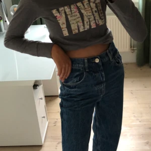 Dkny tröja - Säljer denna sjukt snygga dkny ”nattlinne”. Jag hade lätt klippt den och använt som tröja bara. Men säljer pgr utav att jag inte kommer få användning av den. Frakt tillkommer📦