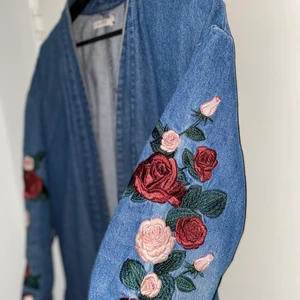 NA-KD Denim Jeans Kappa 🧥  - Denim VINTAGE kappa fråN NA-KD!!! köpte den för 1050kr! Super fin, du som älskar kappor, men vill ha ”a little springle of vintage”. Den är för dig🌹🥀 nuvarande pris 300kr, priset går att förhandla. 
