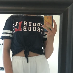 Marinblå t-shirt - Marinblå t-shirt med tryck och knyte, använd få gånger 