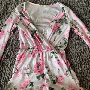 Blommig byxdress - En fin byxdress i bra skick. Använd få gånger. Storlek S. 100kr exklusive frakt 