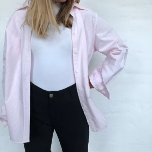 Oversized skjorta - Oversized randig rosa skjorta. Skriv om frågor:) frakt står köparen för 