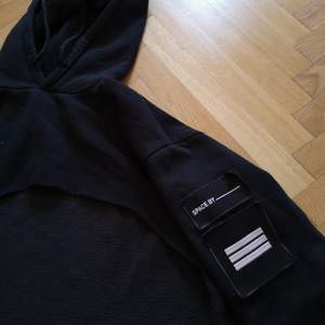 Cropped svart hoodie. Köpt second hand men aldrig använt. Jag skulle säga att hoodie är oversized så passar både S, M eller L beroende på hur man vill att den ska sitta (jag har vanligtvis strlk M). Kan mötas i Stockholm eller köparen står för frakt 