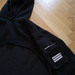 Cropped svart hoodie  - Cropped svart hoodie. Köpt second hand men aldrig använt. Jag skulle säga att hoodie är oversized så passar både S, M eller L beroende på hur man vill att den ska sitta (jag har vanligtvis strlk M). Kan mötas i Stockholm eller köparen står för frakt 