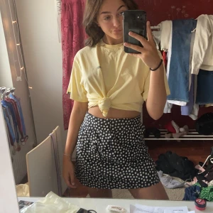 Zara kjol - En jättegullig prickig kjol ifrån Zara!❤️ Köpt här på Plick men säljer den vidare då den inte kommer till nån stor användning💕🥺 Har en jättesnygg passform och sitter bra i midjan! köparen betalar för frakt