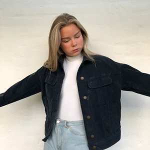 Acne manchesterjacka  - Mörkblå manchesterjacka köpt på Acne för två år sedan. Jackan är knappt använd och har inga slitningar eller liknande tecken på användning. Jackan köptes för runt 3000kr. Skriv för fler bilder eller om du har frågor:) Frakt står köparen för. 
