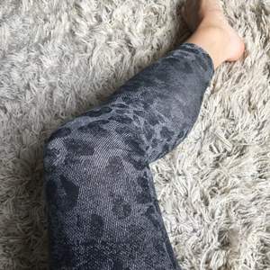 Leopardmönstrade tights i grått/svart. Äkta Adidas 🤩 Frakt 49 kr
