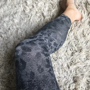 Adidas träningstights - Leopardmönstrade tights i grått/svart. Äkta Adidas 🤩 Frakt 49 kr