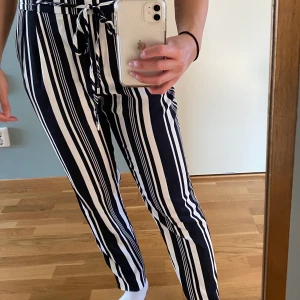 Byxor från Zara - Randiga byxor från Zara i strl XS, bara använda en gång. Kan mötas upp i Malmö annars står köparen för frakten🥰