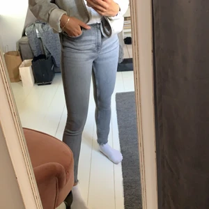 Ljusgråa zara jeans - Säljer nu dessa otroligt fina zara jeansen som är i  fantastiskt skick då de knappt använts. Första bilden återspeglar bäst färgen i verkligheten. De är i storlek 38 men skulle säga att de är mer av en 34 eller 36:a