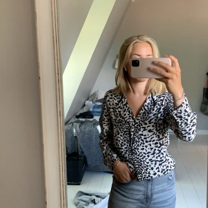Superfin inwear blus - Säljer denna jättegulliga blusen från inwear, tror nypriset låg runt 500 och den är sparsamt använd. Väldigt fin och går inte längre att köpa. Storlek 38, men passar bra på mig som vanligtvis har 34/36.