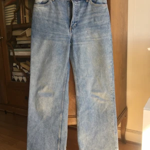 Monki flare jeans - Utsvängda, loose fit, flare.... har burit dem sparsamt men de sitter sjukt bra :) Tror att modellen heter Yoko. Frakt 79 kr.