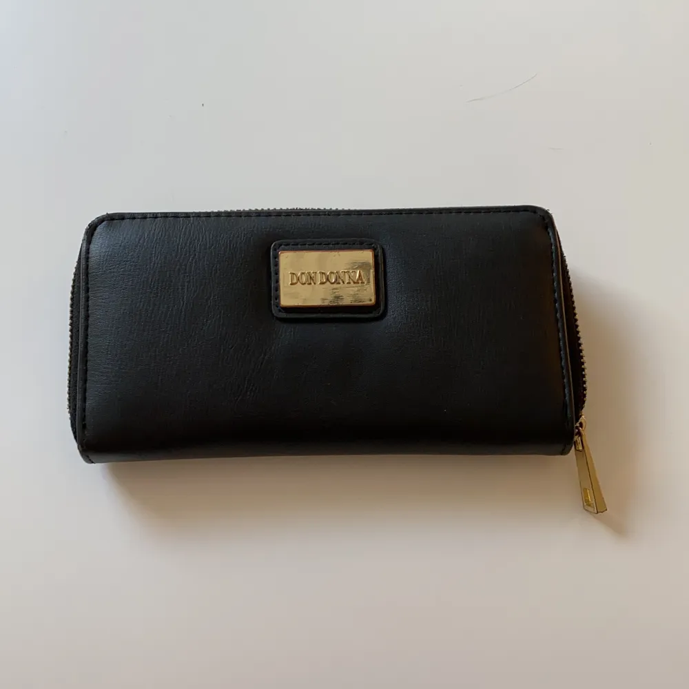 Säljer min svarta Don Donna plånbok med gulddetaljer!🌼 Väl använd🦋 Köparen står för frakten, kan eventuellt mötas upp i Malmö🌹 Tar endast swish. . Accessoarer.