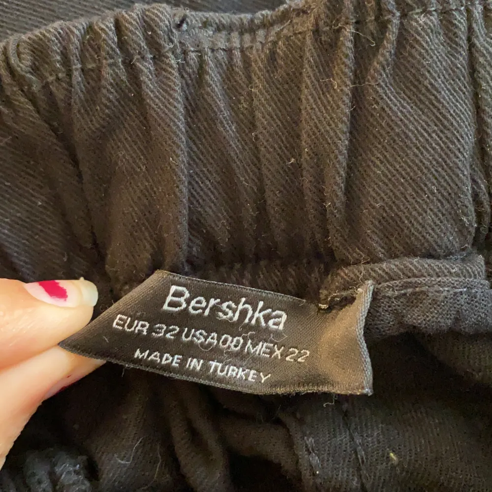 riktigt snygga byxor med kedja från Bershka! I storlek 32 men skulle passa 34 också! dom har aldrig används då det inte är min stil. . Jeans & Byxor.
