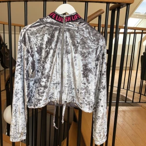 Munkjacka Zara Larssons kollektion - Munkjacka från Zara Larssons H&M-kollektion. Frakt tillkommer eller möts upp i uppsala