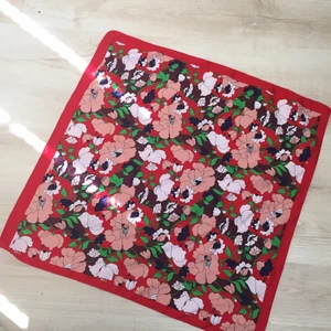 Silkessjal från Zara i blommönster - Fin silkessjal från Zara med blommönster som kan användas som topp/sjal osv. Fint skick 🌷